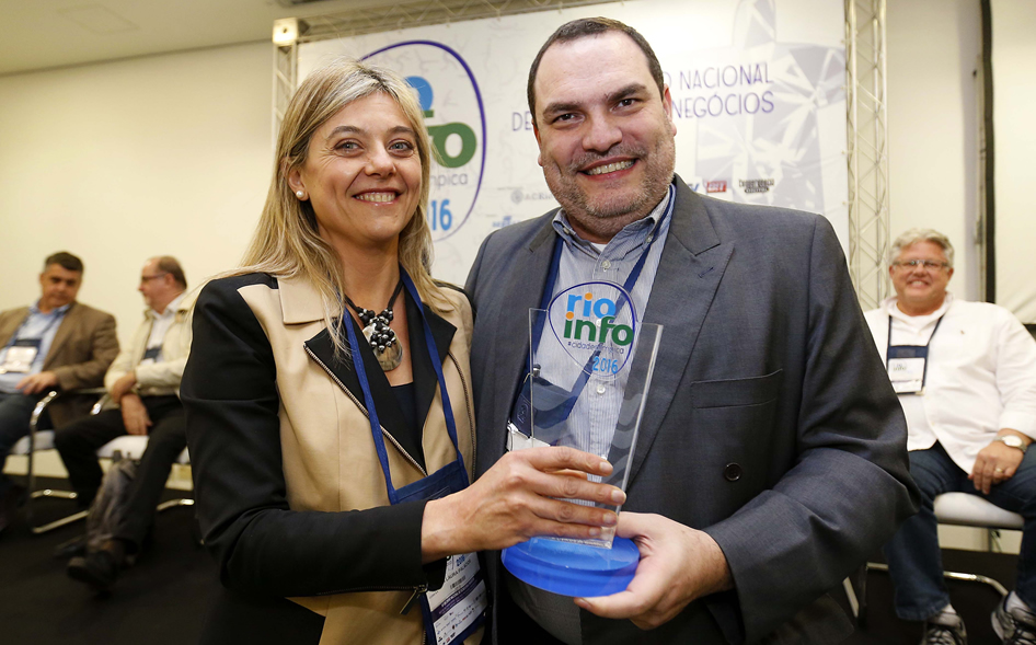 María Laura recebe prêmio de Alberto Blois, Diretor da Riosoft